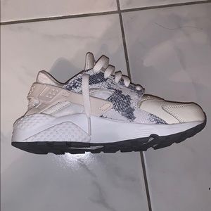 white size 6 nike huarache